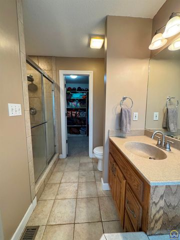 3212 NW River CT, Topeka, KS 66618