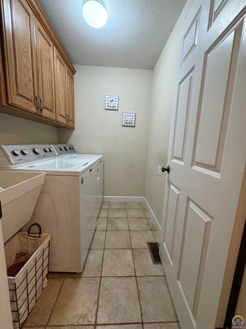 3212 NW River CT, Topeka, KS 66618