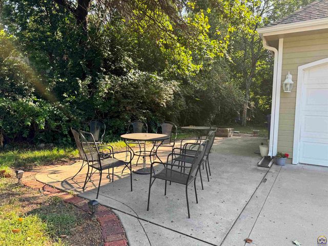 3212 NW River CT, Topeka, KS 66618