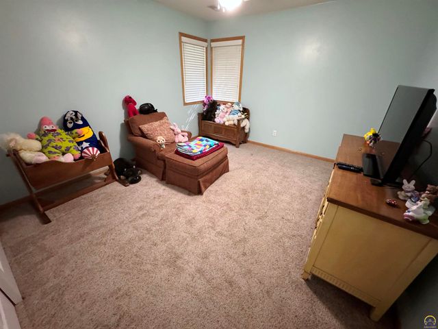 3212 NW River CT, Topeka, KS 66618