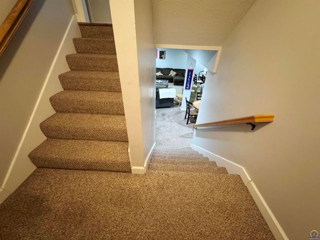 3212 NW River CT, Topeka, KS 66618