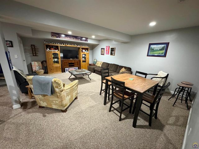 3212 NW River CT, Topeka, KS 66618