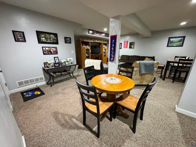 3212 NW River CT, Topeka, KS 66618