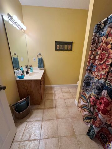 3212 NW River CT, Topeka, KS 66618