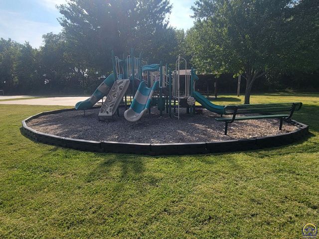 3212 NW River CT, Topeka, KS 66618