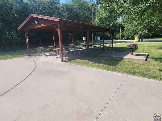 3212 NW River CT, Topeka, KS 66618