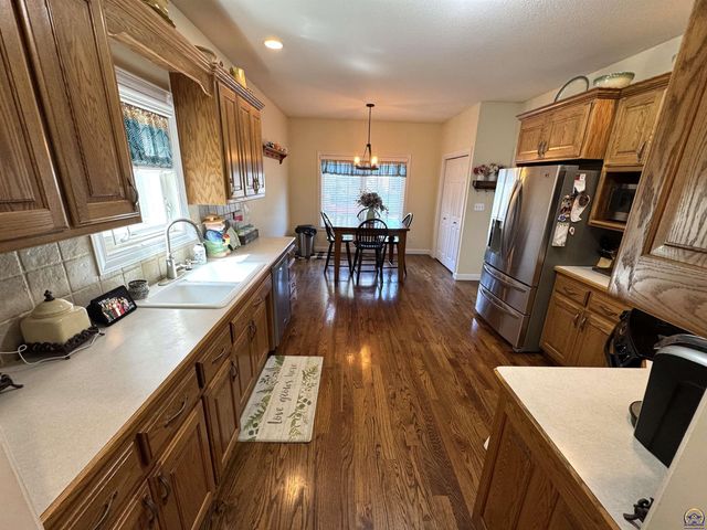 3212 NW River CT, Topeka, KS 66618