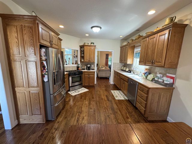 3212 NW River CT, Topeka, KS 66618