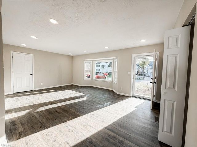 12 Astor DR, Newport News, VA 23608