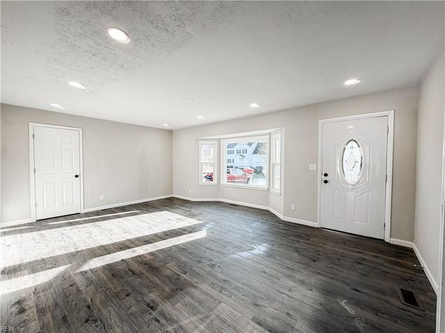 12 Astor DR, Newport News, VA 23608