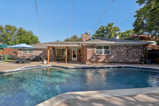 813 Overhill Court, Hurst, TX 76053
