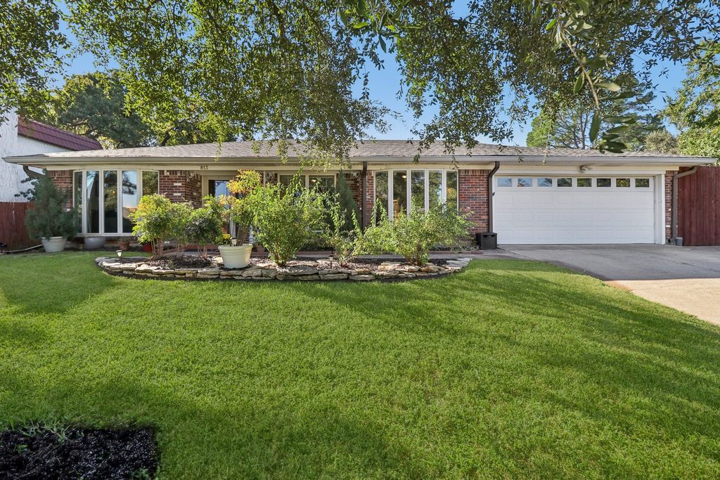 813 Overhill Court, Hurst, TX 76053