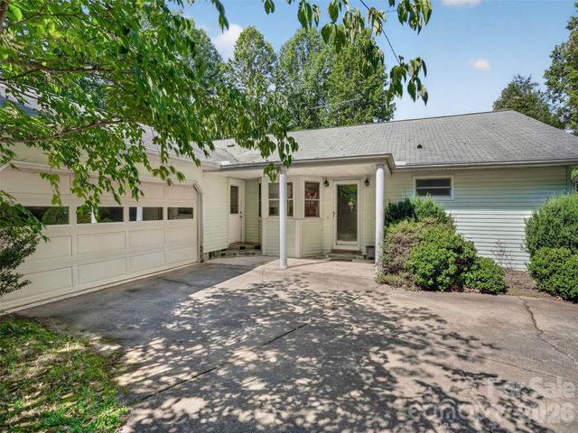 484 Briar Patch Lane, Saluda, NC 28773