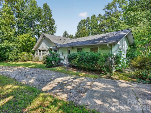 484 Briar Patch Lane, Saluda, NC 28773