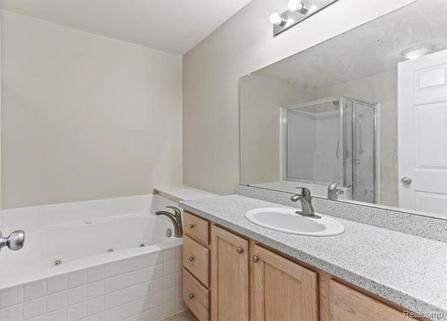 28471 Carlton Way Drive, Novi, MI 48377