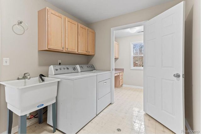 28471 Carlton Way Drive, Novi, MI 48377