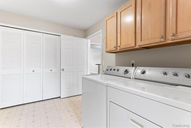 28471 Carlton Way Drive, Novi, MI 48377