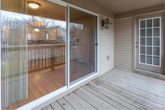 28471 Carlton Way Drive, Novi, MI 48377