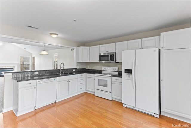 28471 Carlton Way Drive, Novi, MI 48377