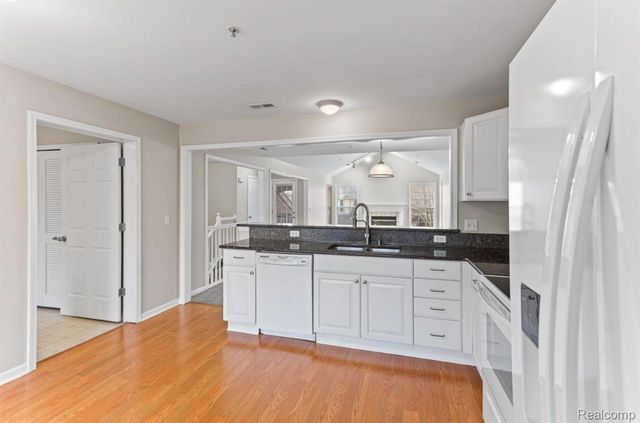 28471 Carlton Way Drive, Novi, MI 48377