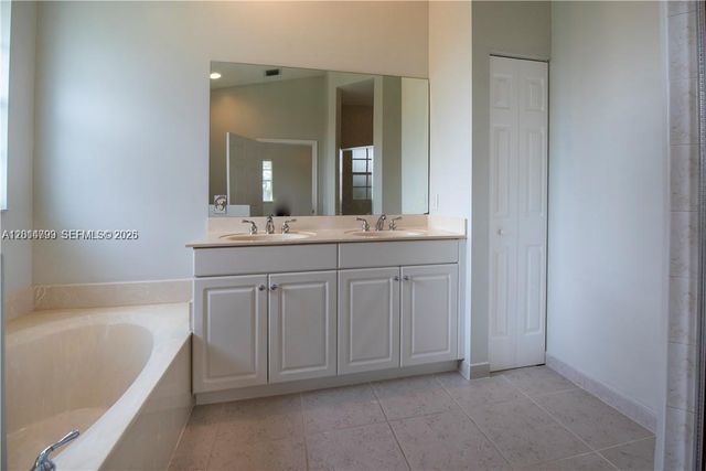 3371 Lakeside Dr 27, Davie, FL 33328
