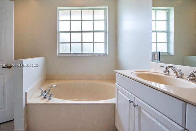 3371 Lakeside Dr 27, Davie, FL 33328