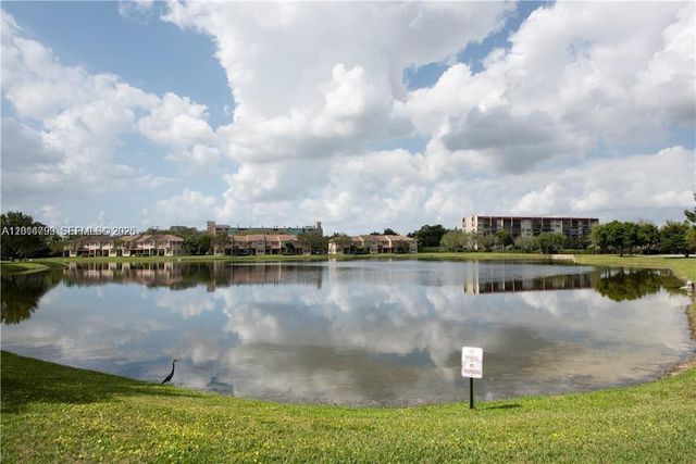 3371 Lakeside Dr 27, Davie, FL 33328