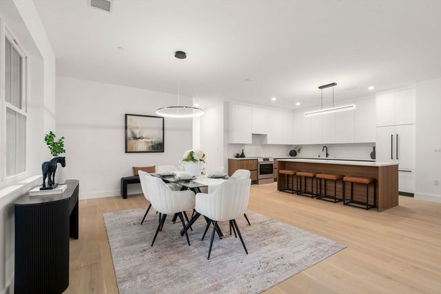 16 Stearns Rd 106, Wellesley, MA 02482