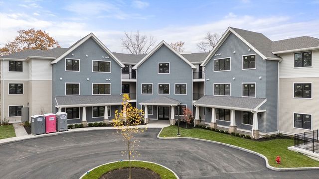 16 Stearns Rd 106, Wellesley, MA 02482