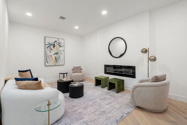 16 Stearns Rd 106, Wellesley, MA 02482