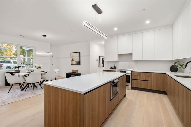 16 Stearns Rd 106, Wellesley, MA 02482