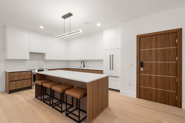 16 Stearns Rd 106, Wellesley, MA 02482