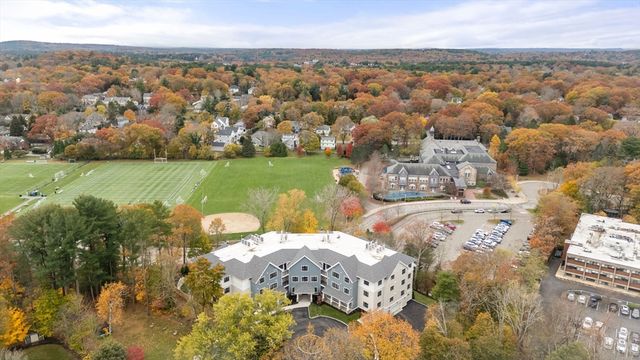 16 Stearns Rd 106, Wellesley, MA 02482