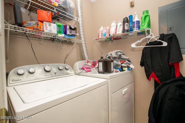 7801 Alfred Schlatter Dr 2, Louisville, KY 40214