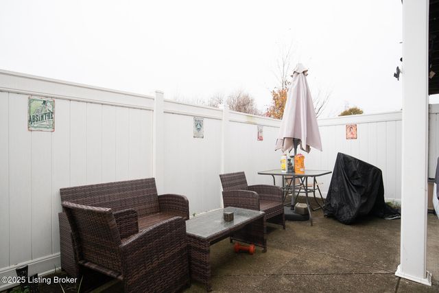 7801 Alfred Schlatter Dr 2, Louisville, KY 40214