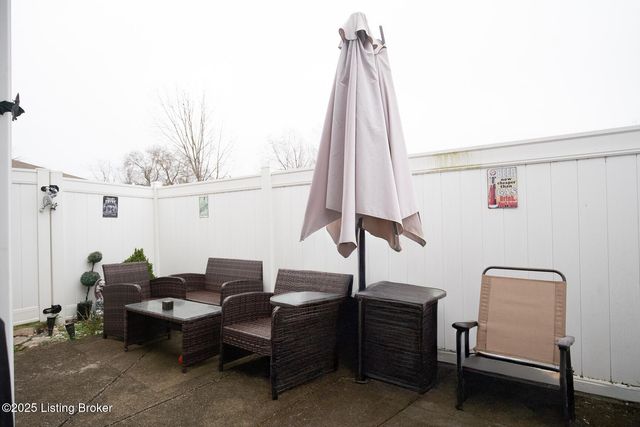 7801 Alfred Schlatter Dr 2, Louisville, KY 40214