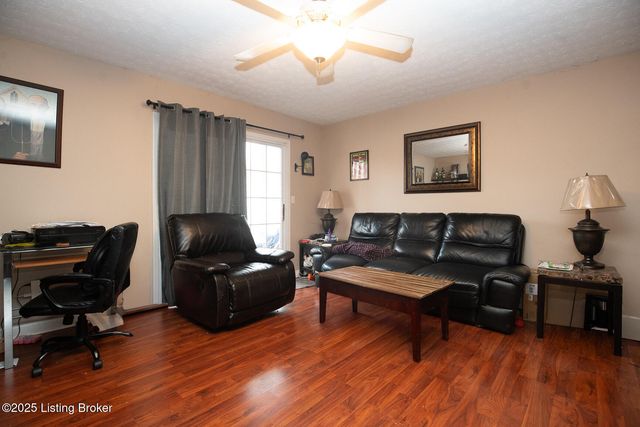 7801 Alfred Schlatter Dr 2, Louisville, KY 40214