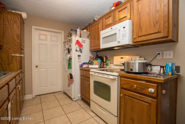 7801 Alfred Schlatter Dr 2, Louisville, KY 40214