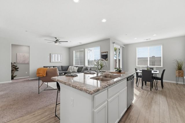 656 Chestnut St, Oakdale, CA 95361