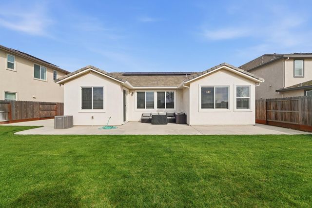 656 Chestnut St, Oakdale, CA 95361