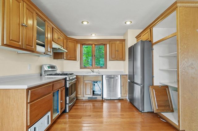 9 Lakeside Avenue, Chelmsford, MA 01824