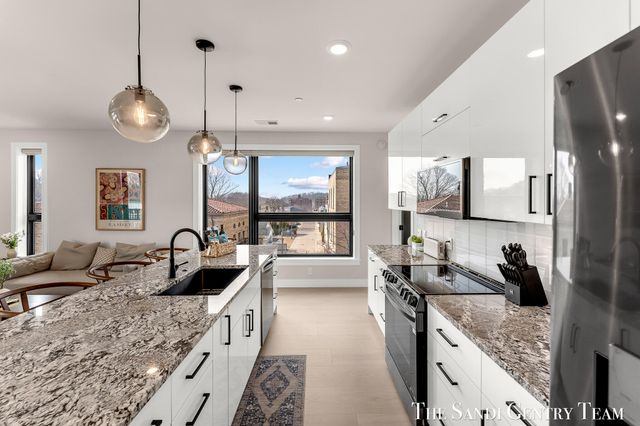 300 Washington Avenue Unit 16, Grand Haven, MI 49417