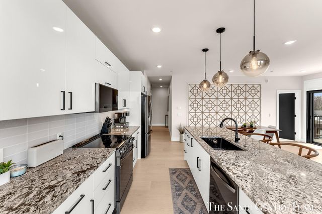 300 Washington Avenue Unit 16, Grand Haven, MI 49417