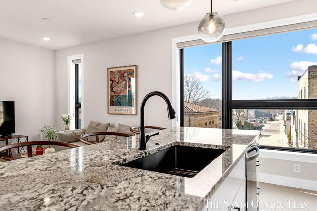 300 Washington Avenue Unit 16, Grand Haven, MI 49417