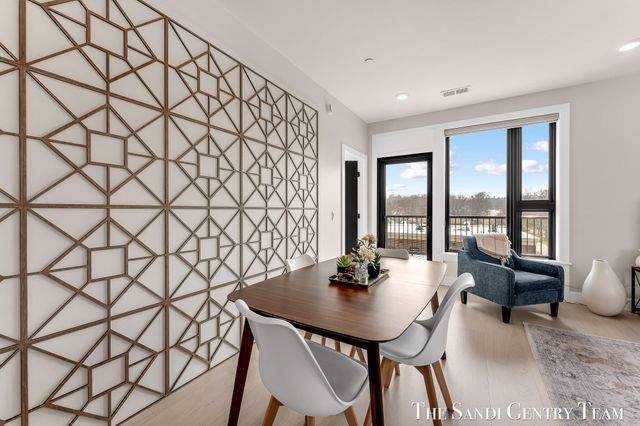 300 Washington Avenue Unit 16, Grand Haven, MI 49417