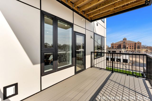 300 Washington Avenue Unit 16, Grand Haven, MI 49417