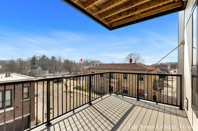 300 Washington Avenue Unit 16, Grand Haven, MI 49417