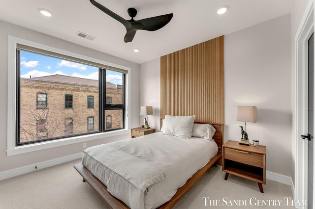 300 Washington Avenue Unit 16, Grand Haven, MI 49417