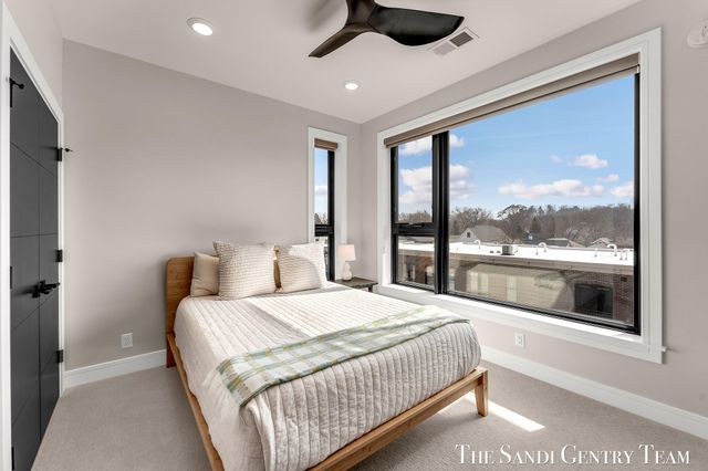 300 Washington Avenue Unit 16, Grand Haven, MI 49417