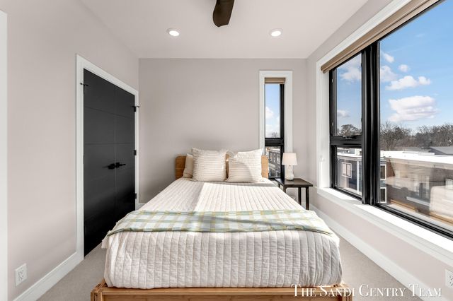 300 Washington Avenue Unit 16, Grand Haven, MI 49417